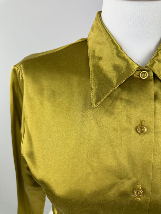 Gouden satijnen blouse met knoopdetail