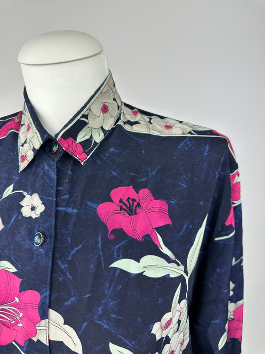 Donkerblauwe blouse met bloemenprint