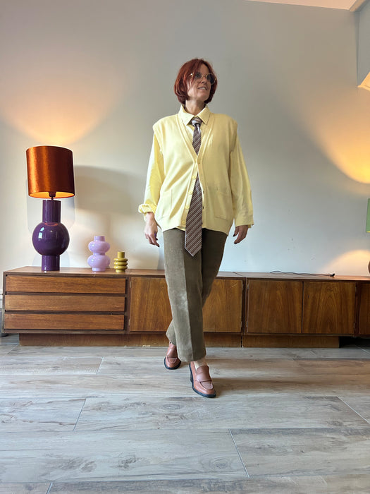 Zacht gele spencer met knoopjes