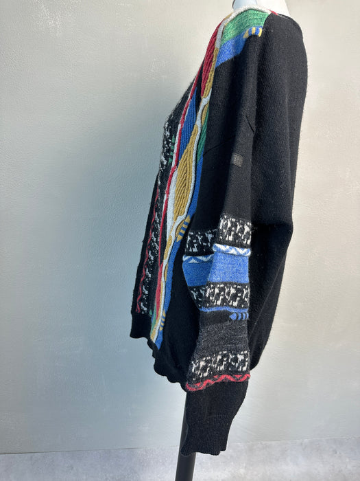 Zwarte trui met gekleurde vertikale banen