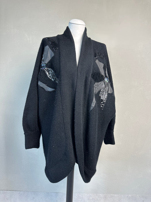 Zwart driekwart vest met applicatie