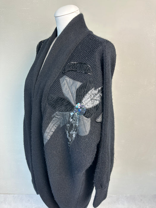 Zwart driekwart vest met applicatie