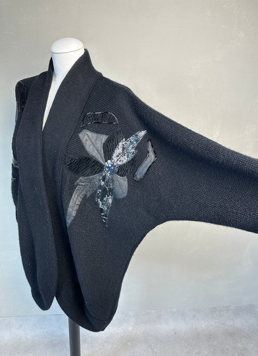 Zwart driekwart vest met applicatie