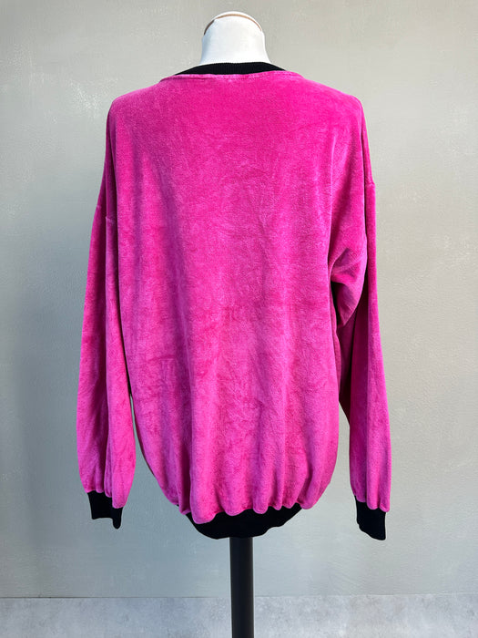 Fuchsia roze sweater.
