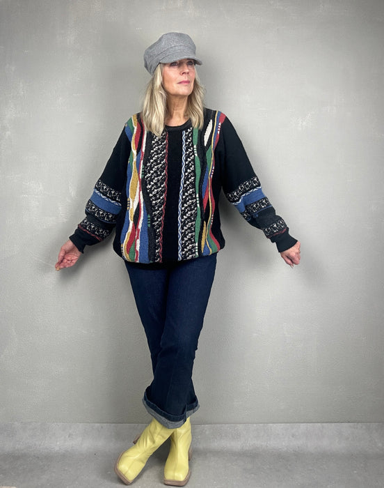 Zwarte trui met gekleurde vertikale banen