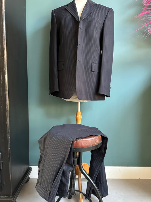 Donkerblauw met beige krijtstreep kostuum
