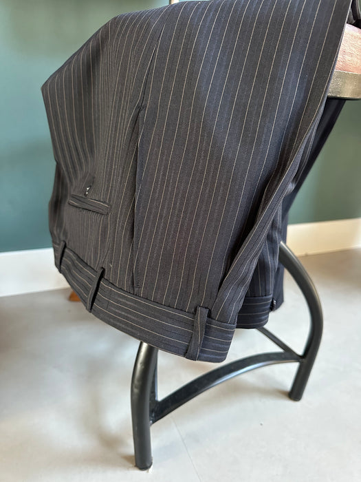 Donkerblauw met beige krijtstreep kostuum