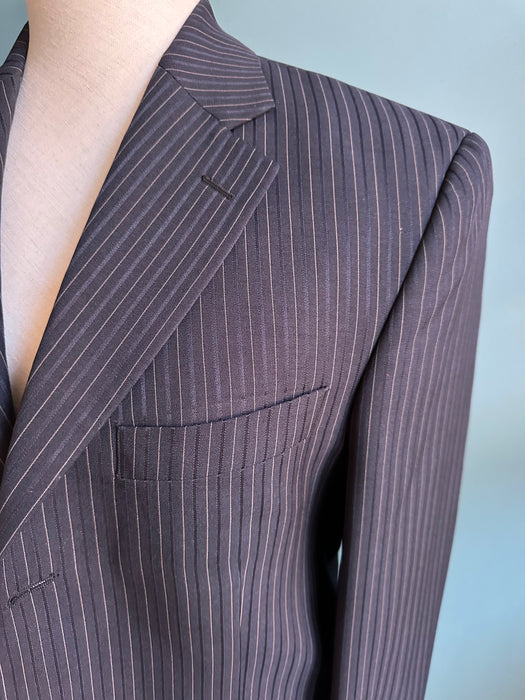 Donkerblauw met beige krijtstreep kostuum