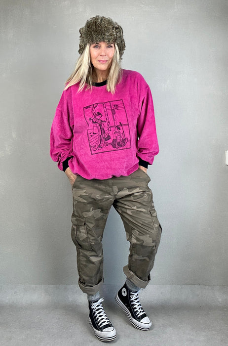 Fuchsia roze sweater.