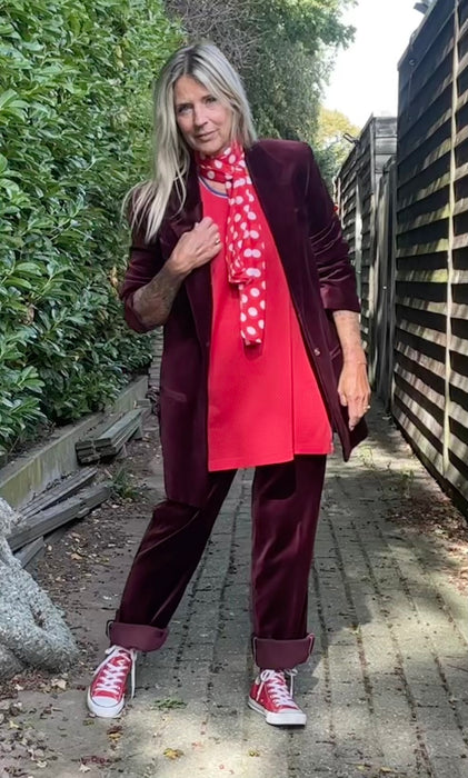 Fluwelen kostuum in wijnrood