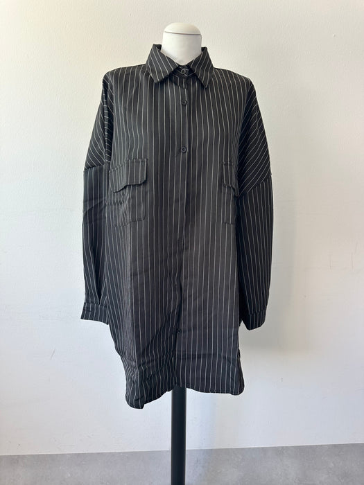 Oversized zwarte krijtsteep blouse