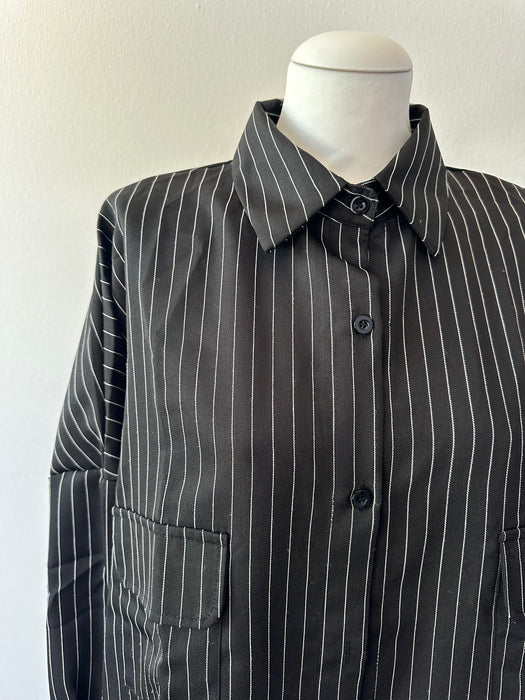 Oversized zwarte krijtsteep blouse