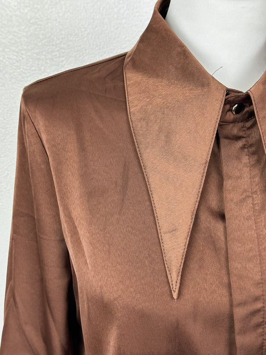 Bruine glanzende blouse met puntkraag