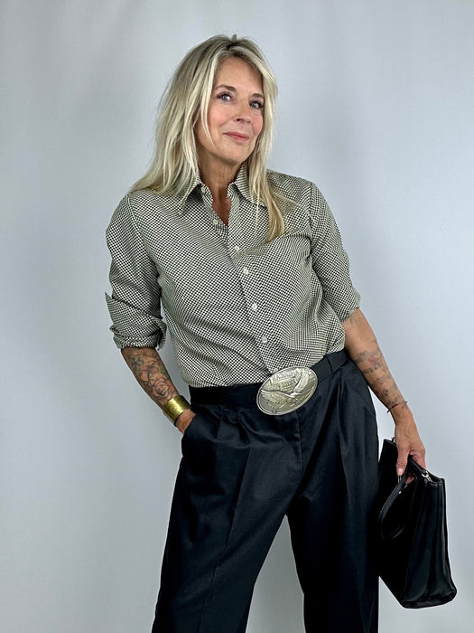 Groen met lichtbeige geblokte blouse