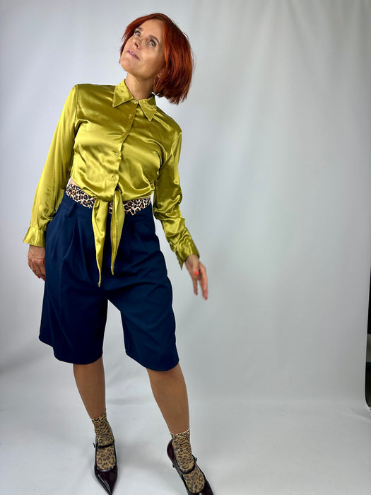 Gouden satijnen blouse met knoopdetail