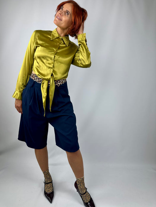 Gouden satijnen blouse met knoopdetail