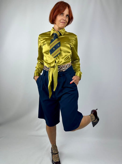 Gouden satijnen blouse met knoopdetail