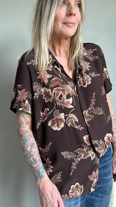 Bruine blouse met bloem motief