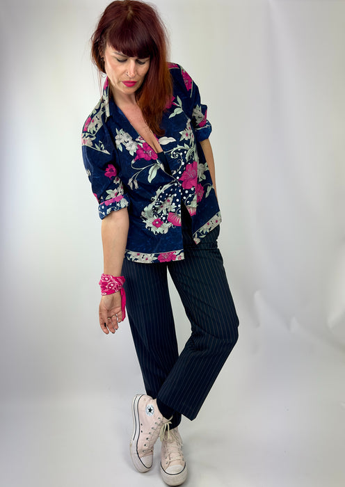 Donkerblauwe blouse met bloemenprint