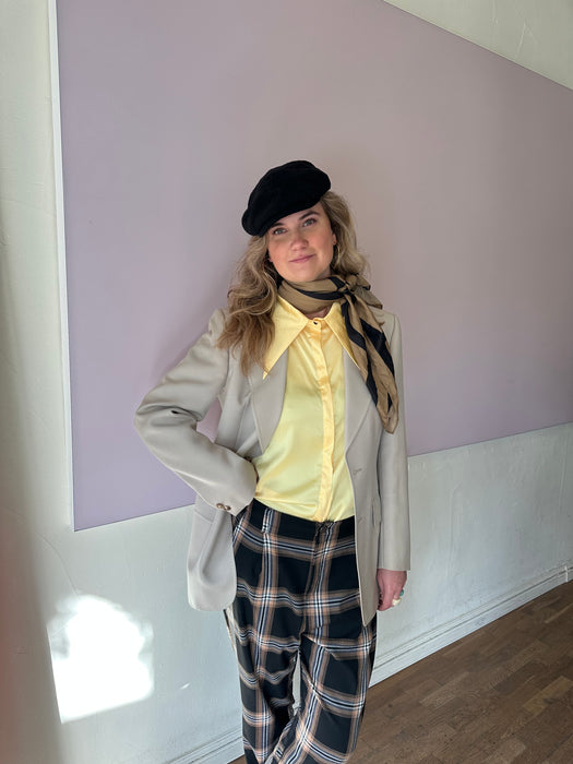 Zachtgele puntkraag blouse