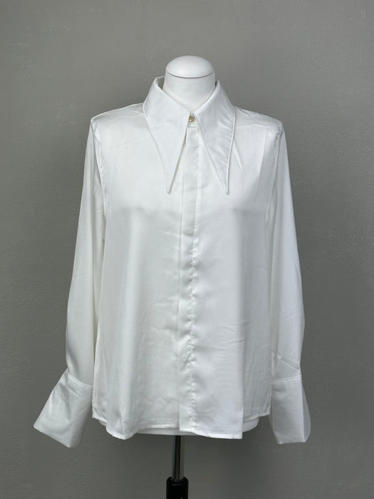 Crêmewitte glanzende puntkraag blouse