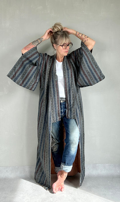 Grijze kimono met streep patroon