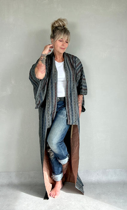 Grijze kimono met streep patroon