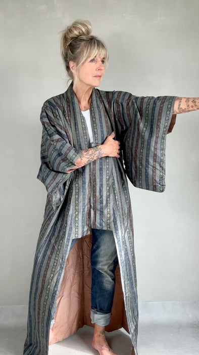 Grijze kimono met streep patroon