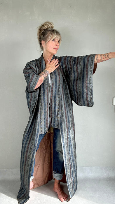 Grijze kimono met streep patroon