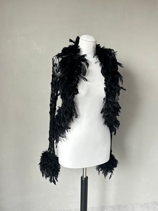 Zwart kanten vestje met veren