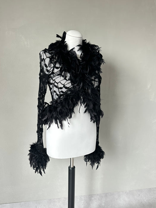 Zwart kanten vestje met veren