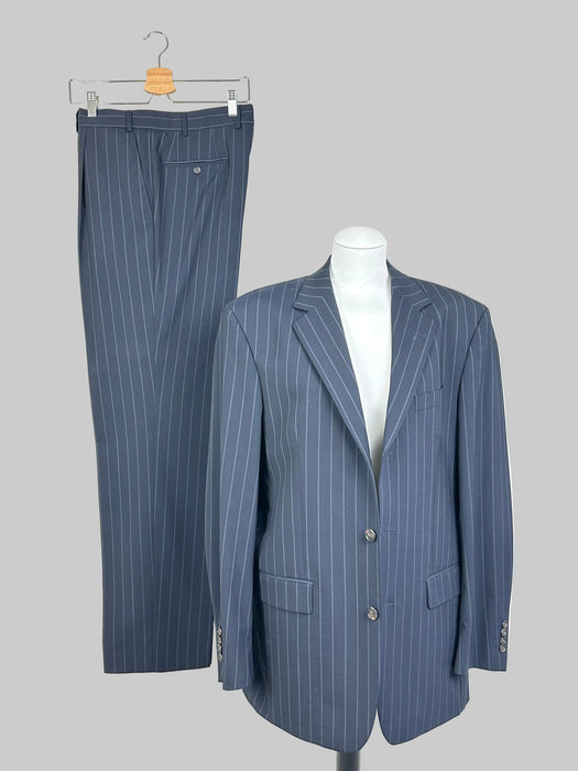 Marineblauw kostuum met lichtblauwe krijtstreep