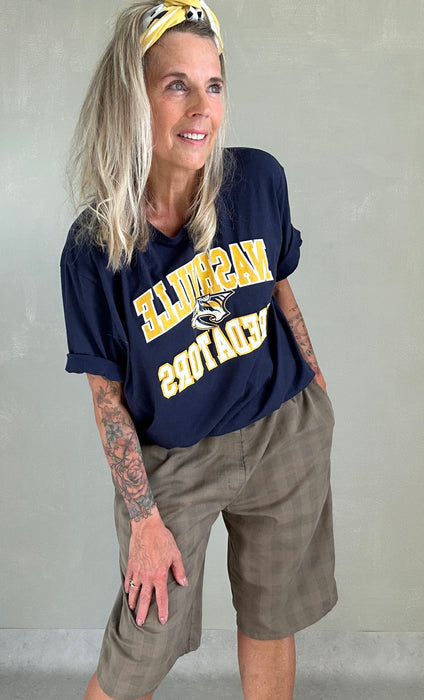 Marineblauw T-shirt met gele letters