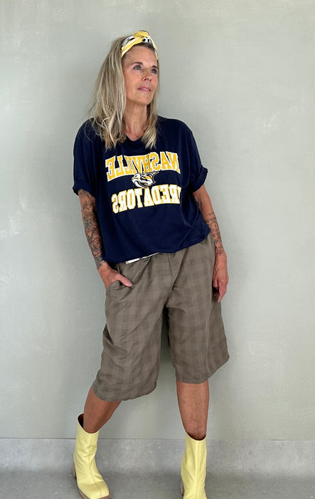 Marineblauw T-shirt met gele letters