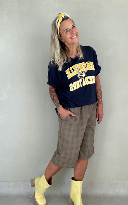 Marineblauw T-shirt met gele letters