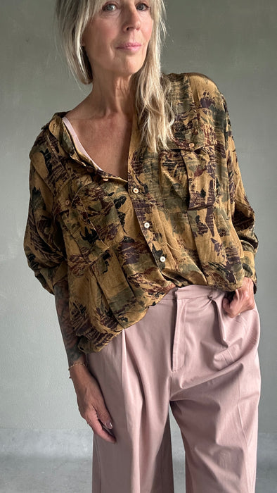 Soepele blouse met oker bruine print