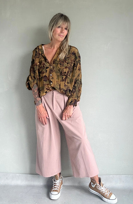 Soepele blouse met oker bruine print